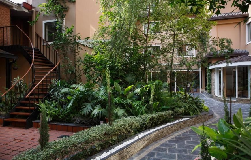 Hotel Thrive, A Tropical Courtyard